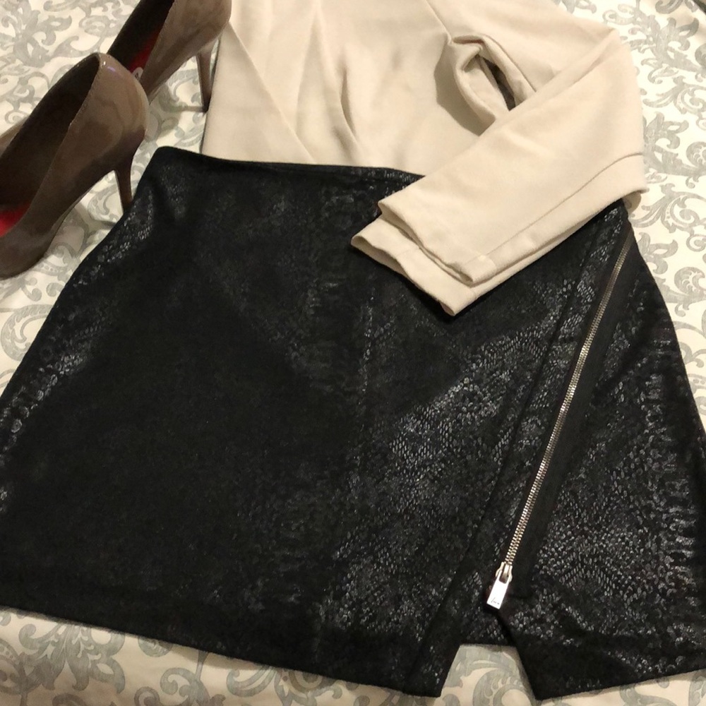 Two by Vince Camuto Black Mini Skirt